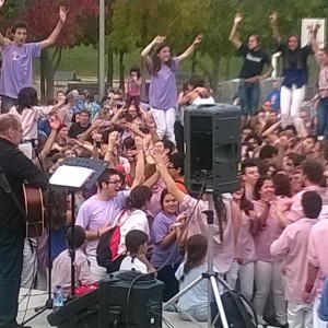 Festa a Girona, amb Miquel del Roig (esquenes). Foto : PV
