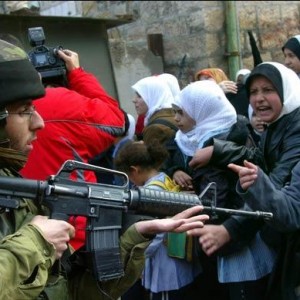 Israel genocida, soldat contra dones