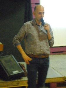 Rafa Burgos durant la presentació del llibre a l'Ateneu Candela (Foto: PV)