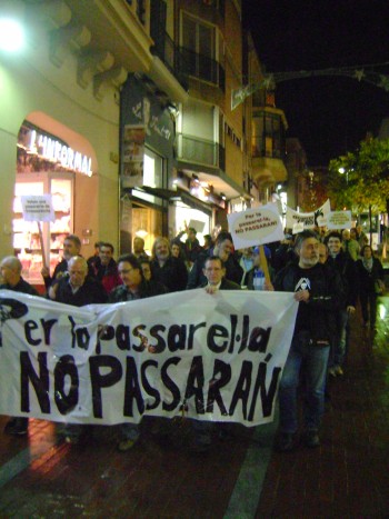 La manifestació baixa pel carrer Fontvella (Foto: PV)