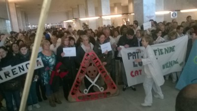 Concentració a l'Hospital de Terrassa, el 6 de febrer, per la defensa dels drets laborals i salaris, per la sanitat pública. Foto: PV