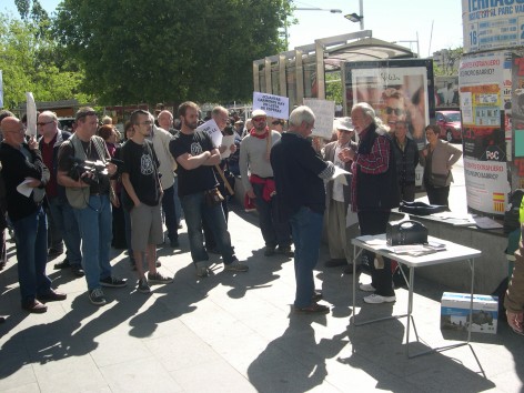 Membres de la Marxa de la Dignitat de Terrassa van fer entrega de 112 euros en suport de la lluita per la sanitat pública.  Foto: PDSPT