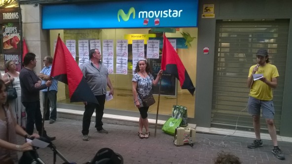 La CGT va convocar dijous tarda una acció de solidaritat amb les treballadores en vaga indefinida de les contractes i autònoms de Telefònica-Movistar. Foto: PV