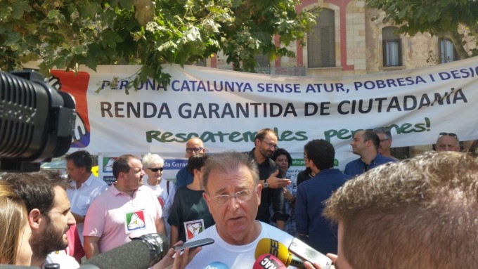 Diosdado Toledano, del grup promotor, en un moment de la roda de premsa davant del Parlament. Foto: Com. Promotora Renda GC