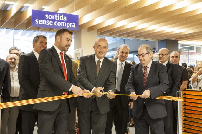L'alcalde Ballart amb el conseller Puig i el soci de govern, Sàmper (a l'esquerra) a la inauguració de la superfície comercial. Foto Gabinet Premsa Ajuntament TRS