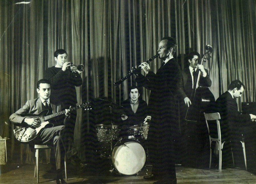  Swing Society, l'any 1964: Wim van der Bruggen (clarinet), Josep M. Farràs (trompeta), Joan Isaac (guitarra), Valerià Parera (piano), Pep Codina (contrabaix) i Adrià Font (bateria). (Fotografia cedida per Adrià Font) 