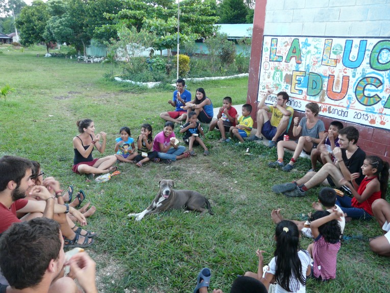 Activitats d'esplai amb infants de la comunitat de Nuevo Horizonte. Foto: Detrunkis