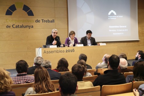 Perfecto Alonso, Carme Forcadell i Gerardo Pisarello a la taula d'obertura de l'assemblea anual de la Federació. Foto: FCTC