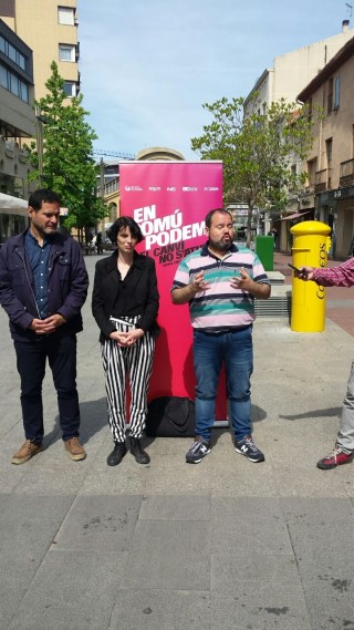 Josep Vendrell, Mar Garcia i Joan Mena durant la roda de premsa davant l'Ajuntament de Terrassa. Foto MG