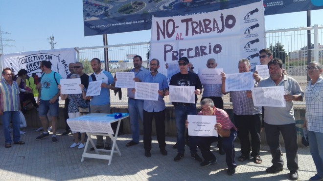 Membres de les entitats impulsores de la Campanya No a la Construcció del Terrassa Plaça en l'acte d'inici recollida de signatures. Foto PV