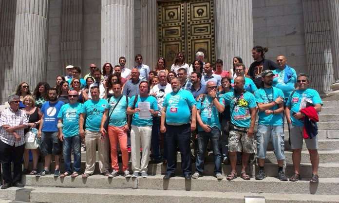 Representants dels sindicats denunciants davant la façana del Congrés espanyol, el dia de la denúncia. Foto co.bas
