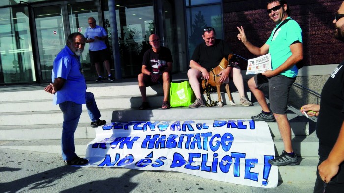 En Francesc Argemí i persones solidàries a les portes del jutjats el passat juliol. Foto PV