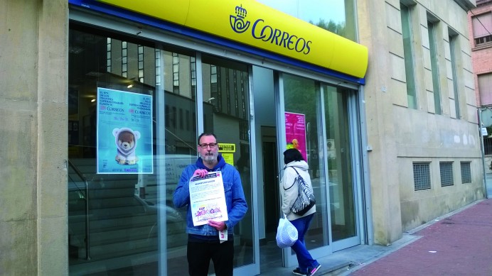 Juan Antonio Garcia a les portes de Correos Terrassa. Foto PV