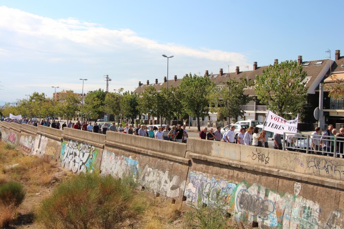 La manifestació al seu pas per l'avinguda del Vallès. Foto OV