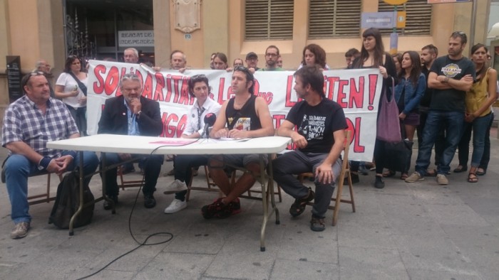 Representants de les entitats solidàries amb Ermengol Gassiot a la roda de premsa al Raval. Foto MG