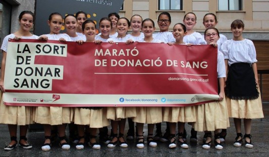 Esbart Egarenc amb la marató de sangFoto Rosa Pastor