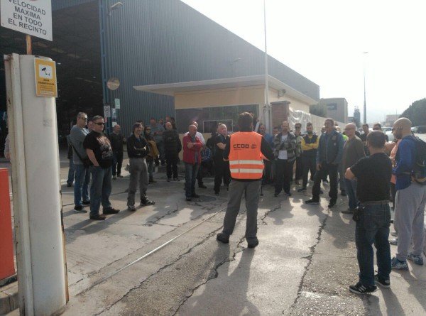 Treballadors a les portes de la fàbrica Nissan a Montcada. Foto @ccoonissan