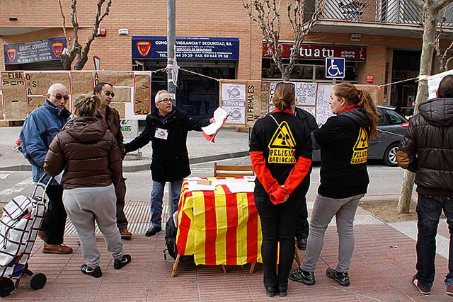 Taula de recollida de signatures de la campanya a Santa Perpètua. Foto Confavc