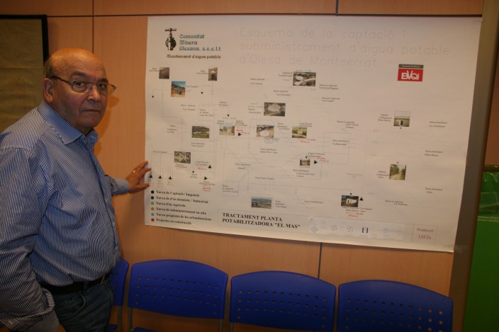 Joan Arévalo mostra el mapa d'actuacions de la Comunitat Minera Olesana. Foto PV