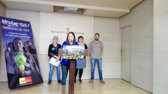 Maria Sirvent presentant la roda de premsa per convocar suport a la manifestació del 19 nmarç