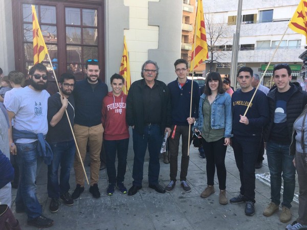 Joan Tardà (centre) amb membres de la JERC Terrassa abans de la manifestació de l'aigua del 19 març. Foto Jerc