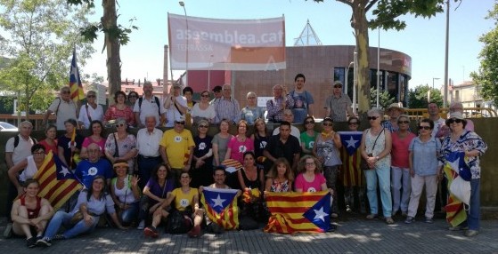 Grup de participants a l'acte de les fonts de Montjuïc espera la sortida del bus. Foto ANC-TxI