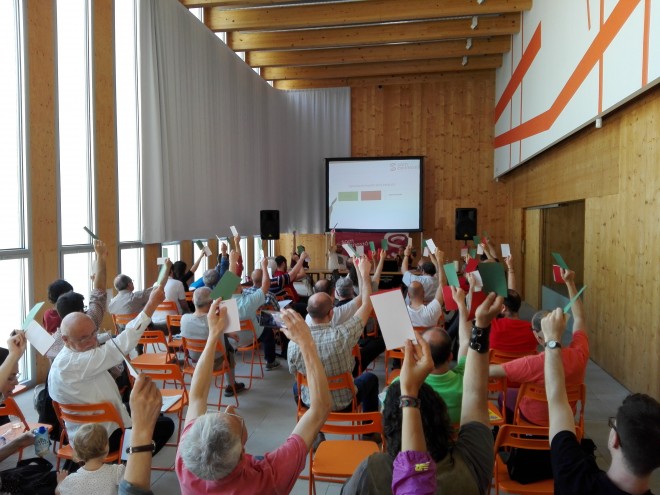 L'assemblea de Som Connexió, celebrada al Prat, vota una proposta. Foto PV