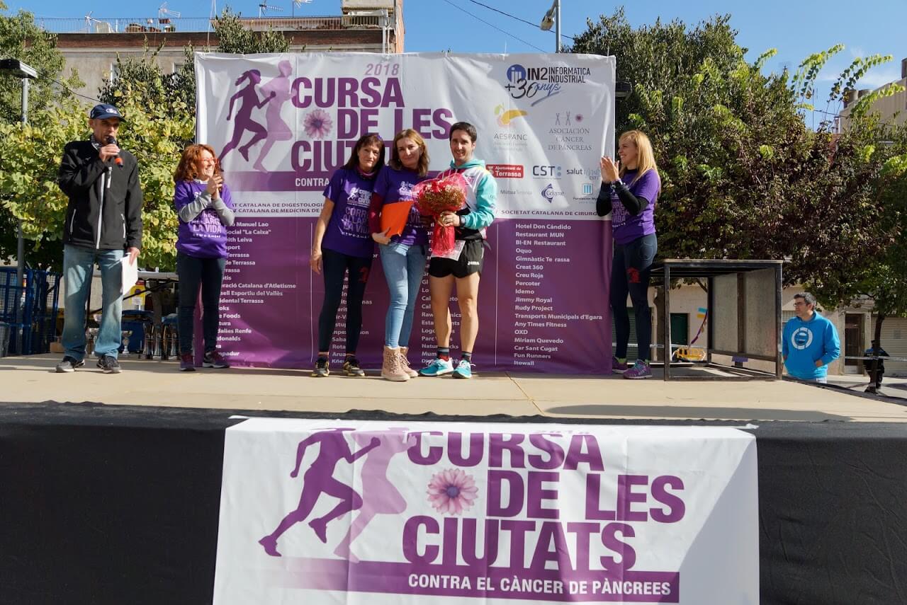Amigues i Amics agraint a la Chelo Fernández tot l'esforç fet per la Cursa de les Ciutats contra el càncer de pàncrees