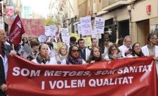 Més de 10.000 facultatius es manifesten a Barcelona per exigir millores de les seves condicions assistencials, laborals i retributives 